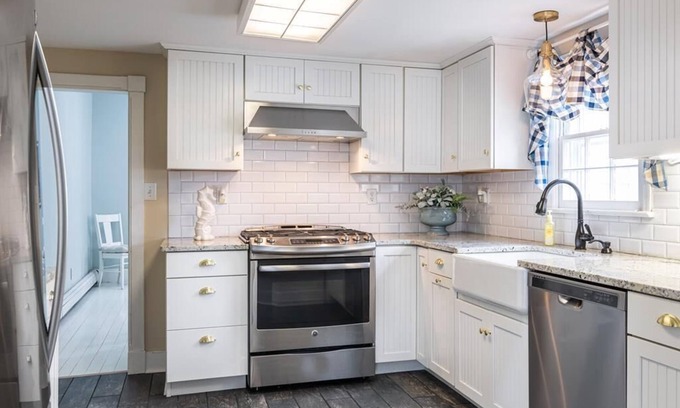 Village Green Casa | Beautifully updated Victorian Twin