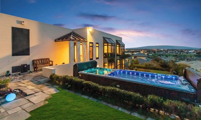 Te Awamutu Casa | Beauty with Panoramic Views of Mount Pirongia