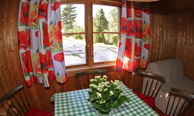 Åmål Casa | CASA DE VACACIONES SÓLIDA Y CONFORTABLE, INCL. CANOA, BARCO MOTOR
