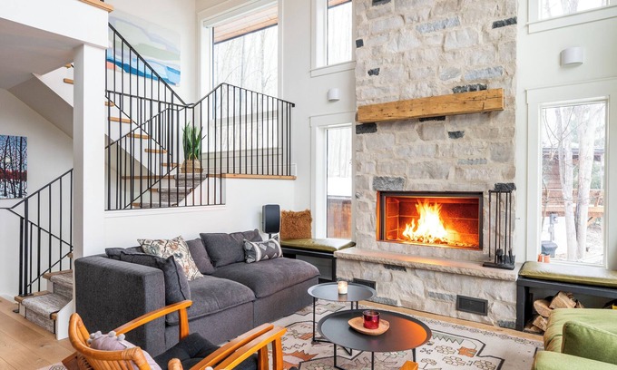 Grey Highlands Chalet De Esquí | Beaver Valley Chalet for Summer, Spring & Fall – Sauna, Hot Tub, 4BR/7 Beds, 3BA