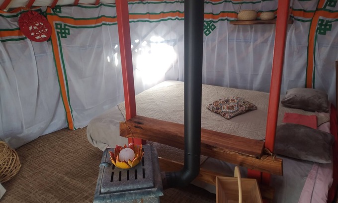 Castellet-les-Sausses Otro | Bed and breakfast in a yurt between forest and meadow.