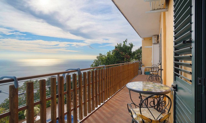 San Michele Cama Y Desayuno | Alojamiento y desayuno 'Camera Amalfi Con Vista Mare' con vistas al mar, Wi-Fi y aire acondicionado.