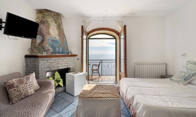 San Michele Cama Y Desayuno | Bed and Breakfast 'Camera Fiordo Con Vista Mare' con vistas al mar, Wi-Fi y aire acondicionado