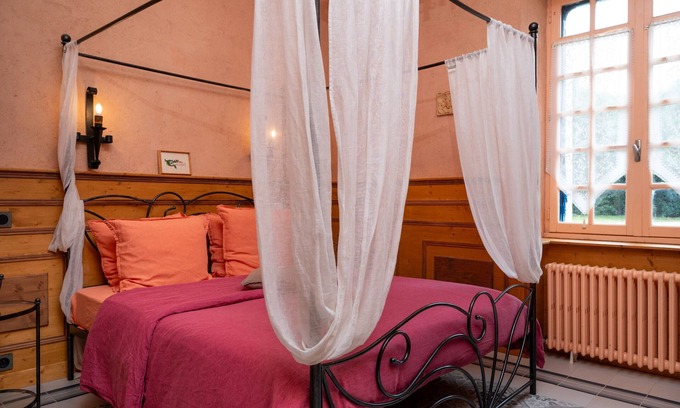 Pluvigner Cama Y Desayuno | Bed and Breakfast 'Chambre Lancelot' with Shared Terrace, Shared Garden and Wi-Fi
