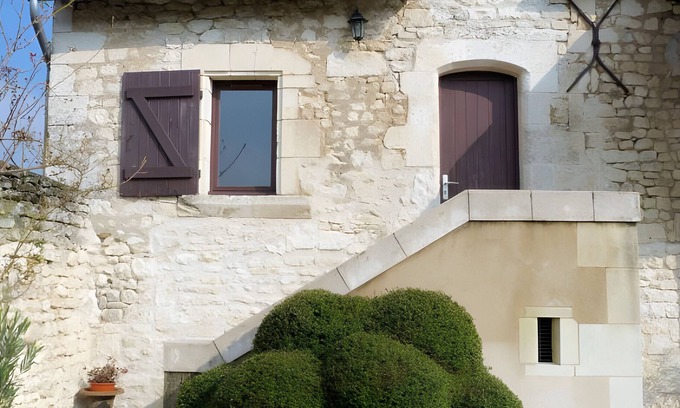 Tavant Cama Y Desayuno | Bed and Breakfast 'Destination Paisibleue' with Shared Terrace, Shared Garden and Wi-Fi