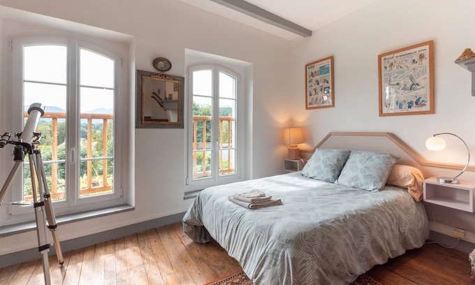 Lagarde Cama Y Desayuno | Bed and Breakfast 'Chambre Mathilde y su Suite' con Vista a la Montaña, Terraza Compartida y Wi-Fi