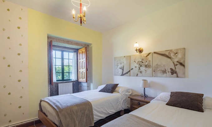 Areas Cama Y Desayuno | Alojamiento y desayuno 'Habitación Doble 2' con vistas a la montaña, piscina compartida y Wi-Fi