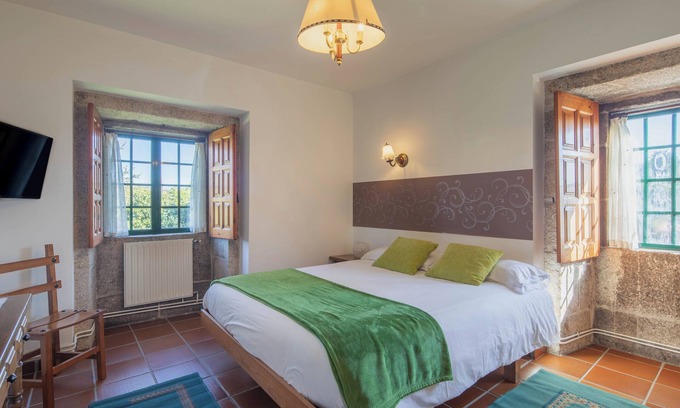 Tui Cama Y Desayuno | Alojamiento y desayuno 'Habitación Triple 2' con vistas a la montaña, piscina compartida y Wi-Fi