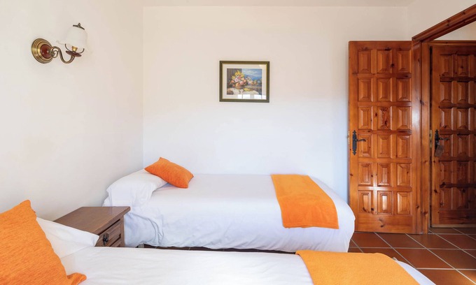 Areas Cama Y Desayuno | Alojamiento y desayuno 'Habitación Doble 4' con vistas a la montaña, piscina compartida y Wi-Fi