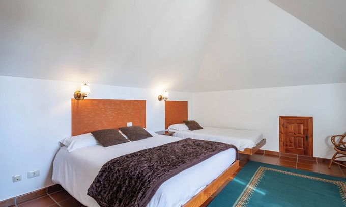 Areas Cama Y Desayuno | Alojamiento y desayuno 'Habitación Doble 1' con vistas a la montaña, piscina compartida y Wi-Fi