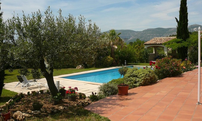 Roquevaire Cama Y Desayuno | Bed and Breakfast en una Bastide del siglo XIX en un gran parque arbolado con piscina - capacidad para 4