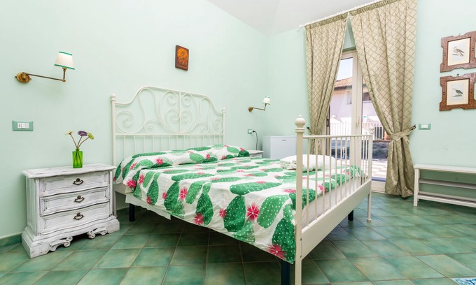 Calatabiano Cama Y Desayuno | Bed and Breakfast 'Luna' con Vista al Mar, Piscina Compartida y Wi-Fi
