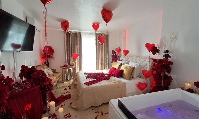Le Luc Cama Y Desayuno | Bed and Breakfast 'La Suite Love' con vistas a la montaña, Wi-Fi y aire acondicionado