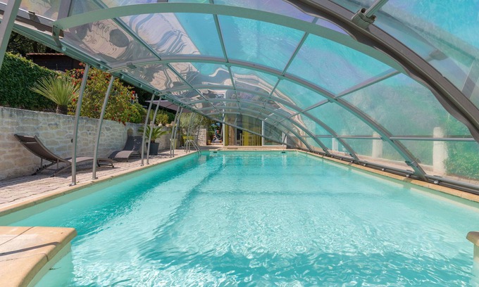 Roquevaire Cama Y Desayuno | Bed and Breakfast 'Lou Pin Dou Papet' with Mountain View, Shared Pool and Wi-Fi