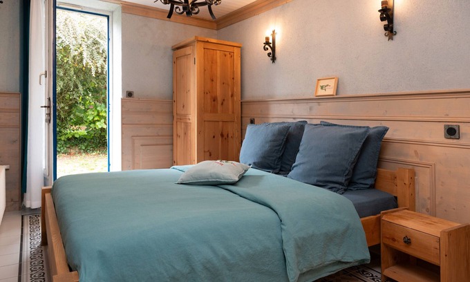 Pluvigner Cama Y Desayuno | Bed and Breakfast 'Perceval' with Shared Terrace, Shared Garden and Wi-Fi