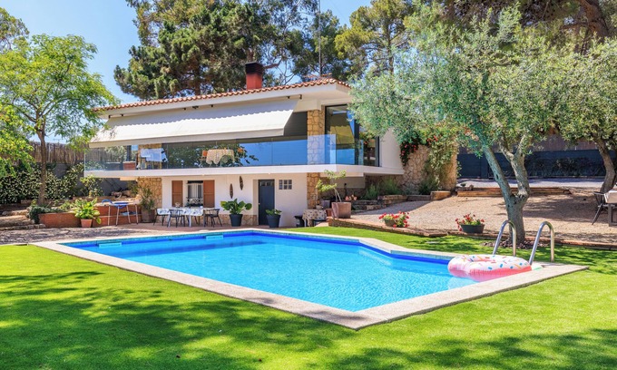 Castellvell Cama Y Desayuno | BED AND BREAKFAST: mar y montaña. Ideal para familias con piscina y tranquilo.