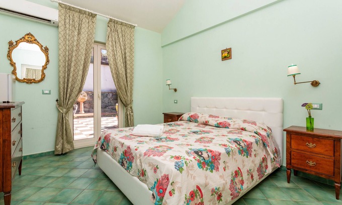 Calatabiano Cama Y Desayuno | Bed and Breakfast 'Sole' with Sea View, Shared Pool and Wi-Fi