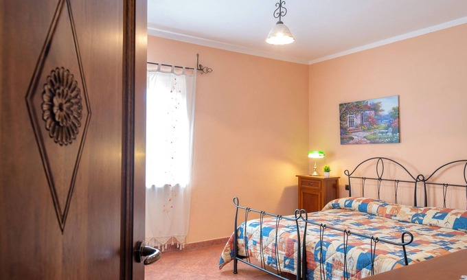 Giave Cama Y Desayuno | Alojamiento y desayuno 'Tripla' con vistas a la montaña, jardín privado y aire acondicionado.