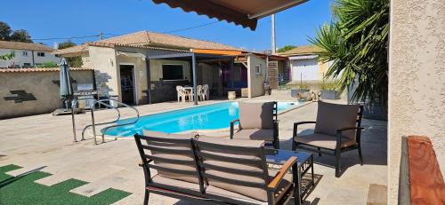 Aleria Casa | Bed and kitchen with pool