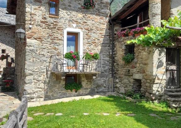 Perloz Cama Y Desayuno | Bed & Breakfast La Crotta