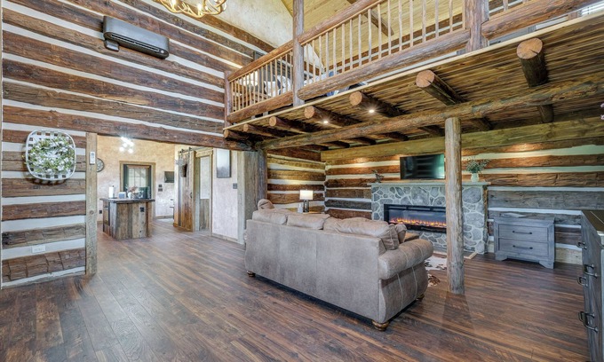 Bedford Cabina | Bedford Cabin w/ Porch, 5 Mi to Historic District!
