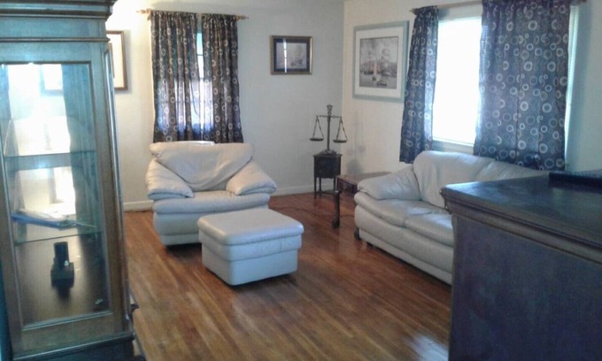 Lexington Cabaña | Bedford Stone Cottage Near Keeneland and Horse Park