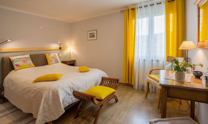 Villeneuve-de-Berg Cama Y Desayuno | Bedroom 1 to 2p. self-catering, Park, Kitchen/dining room