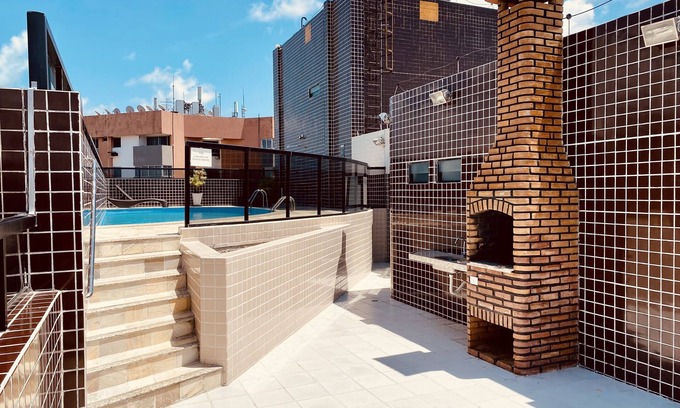 Ponta Verde Apartamento | Bedroom and living room with pool near the beach