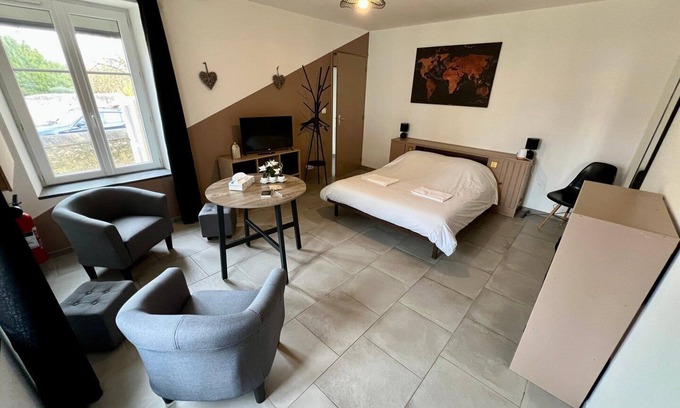 Lussac-les-Chateaux Apartamento | Bedroom with private bathroom
