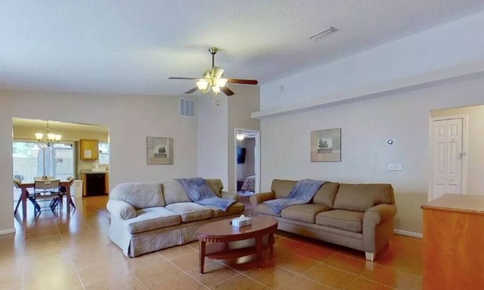 Westside Cabaña | ~Beds Galore & More Sleeps 8 15Mins to Stadium~