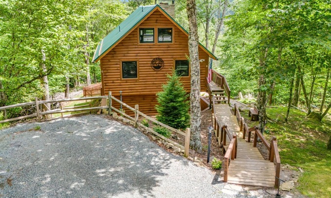 Charter Hills Cabina | Beech & Barrel - 5 min to slopes! Hot Tub, Sauna, Speakeasy, and Firepit
