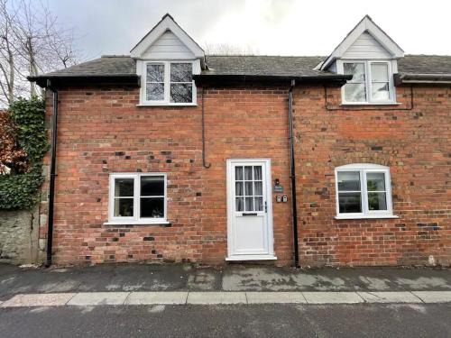 Clun Casa | Beech Cottage with Clun Castle View
