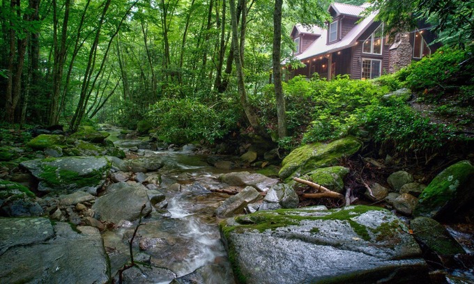 Banner Elk Cabina | Beech Creek Cabin: Pet friendly, Fish from the Creek, Hot Tub, Firepit!