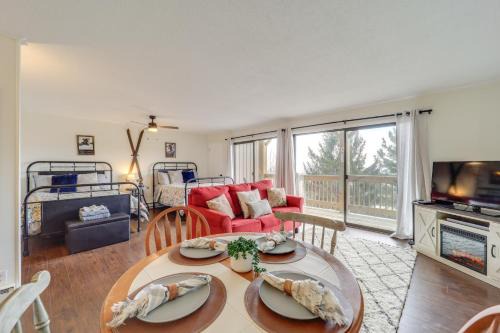Beech Mountain Apartamento | Beech Mountain Studio with Balcony Less Than 1 Mi to Skiing!