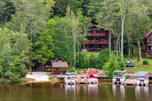 Drums Casa | Beech Mt Lakefront Gem! Hot Tub, Kayaks, Billiards