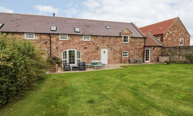 Berwick-upon-Tweed Cabaña | BEEHIVE BARN, luxury holiday cottage, with open fire in Beal