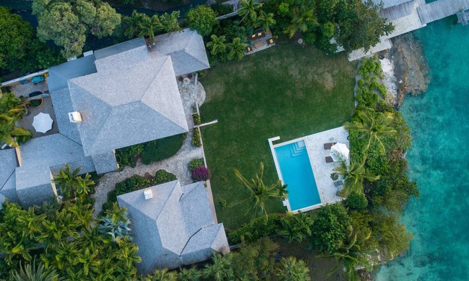 Dunmore Town Casa | Beehive Harbour Island. Luxury Dream World on the Bay. Private dock and pool