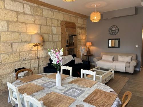 Margaux Apartamento | Bel appartement en pierre de 100 m2 avec cour.