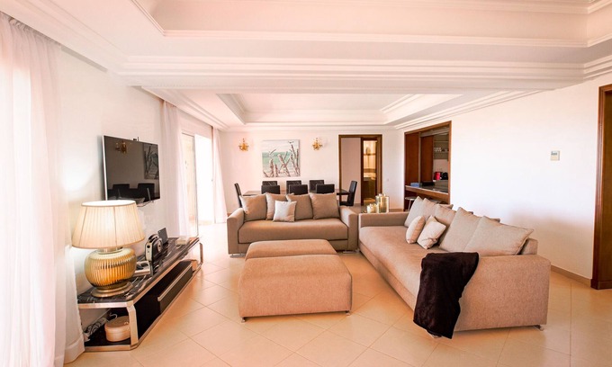 Imi Ouaddar Apartamento | Bel Horizon - Piscine-Apartamento-De Lujo-Baño para personas con movilidad re...