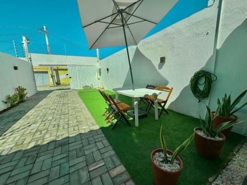 Barra do Jacuipe Casa | Bela acomodação em jacuipe com churrasqueira, piscina, mesa de sinuca e três quartos, dois sendo suítes! Além de muito espaço por toda a área!