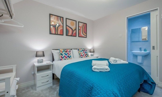 Belfast City Centre Casa | Belfast City Centre, modern 3 bed 3 bathroom + parking by StayByNumbers