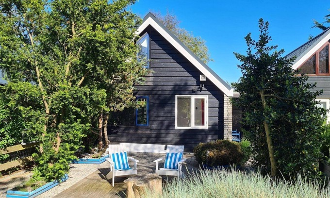 Sint Maartensvlotbrug Casa | Belkmerduinen 23 is in aquiet location surrounded by greenery and trees.