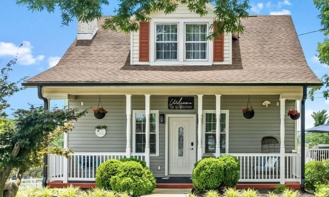 Lynchburg Casa | Bell House - Contemporary Comfort Near Wards Road with a Luxurious Hot Tub.