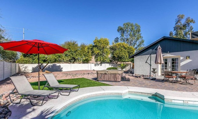 Honeyridge Manor Casa | Bell Villa - Resort Living - Pool - Location - Events