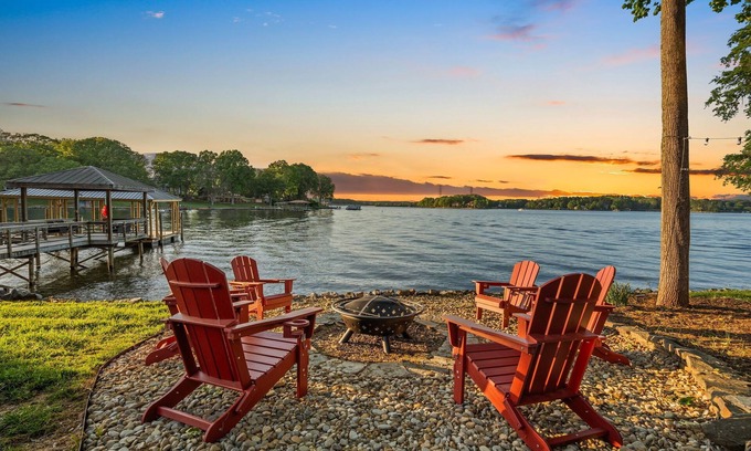 Terrell Casa | Bella Vista by Socharm | Lakefront Getaway