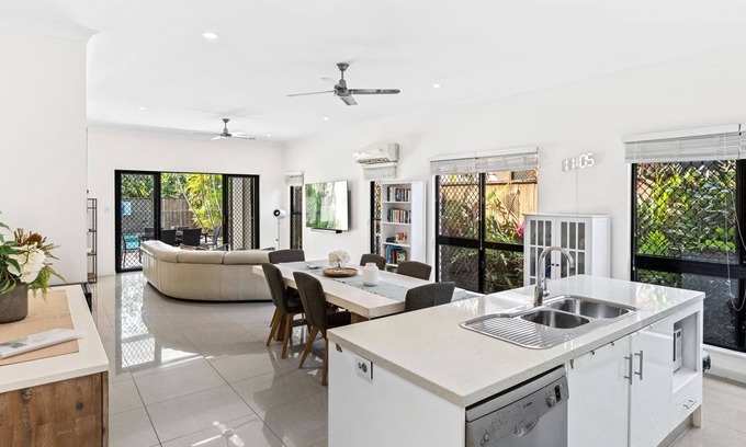 Trinity Beach Casa | Belle Escapes 14 Beachfront in Trinity