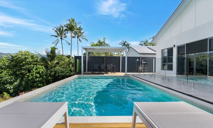 Trinity Beach Casa | Belle Escapes Sea Bon