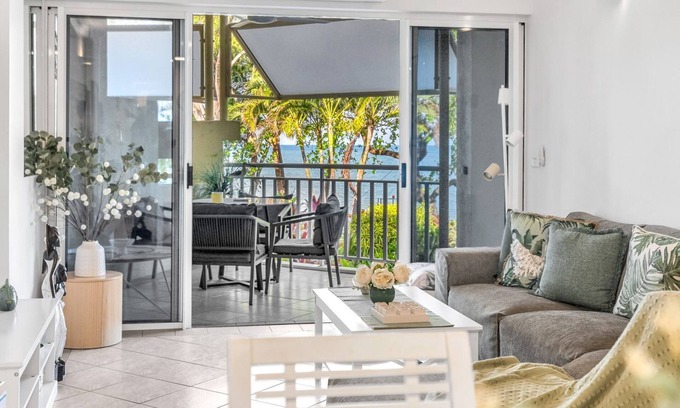 Trinity Beach Apartamento | Belle Escapes Seashells on the Beach