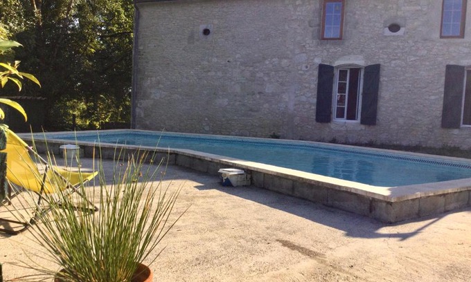 Savignac-de-Duras Cama Y Desayuno | Belle et spacieuse chambre d’hôtes avec piscine