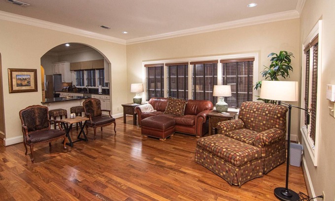 Fort Worth Cultural District Casa | "Belle Maison De Ville" Close to Downtown! Walkable to Dickie's Arena and Will Roger's Coliseum.